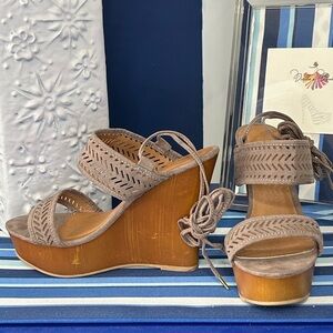 Sandy wooden layer cut strappy wrap up high platform wedge heel sandals sz 8.5